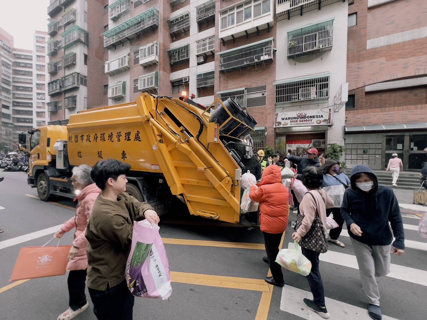 桃園清潔隊服務不打烊　228連假收運正常 分類落實守護隊員安全.jpg